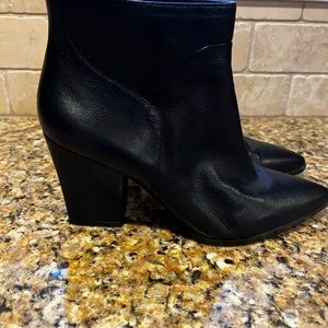 Nine West ladies black leather heeled booties sz 9